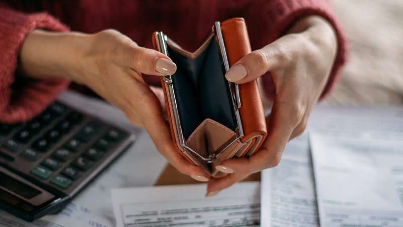 primo piano mani che aprono borsellino